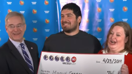 رقم فلكي.. شاب يربح ثالث أضخم جائزة يانصيب في تاريخ الولايات المتحدة!