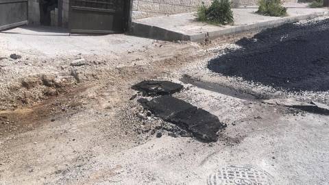 بالصور..أمانة عمان تُعبد نصف شارع وتترك النصف الآخر في حالة يُرثى لها