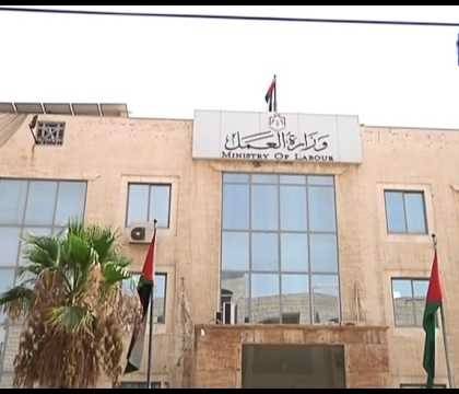 وزارة العمل بلا عمل ..و سياسة الباب المفتوح تطبق مع المسؤولين فقط