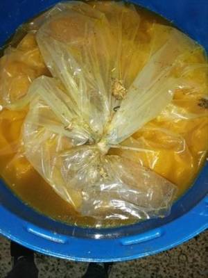 الصدفة تقود  الى ضبط 100 برميل عصير مشمش فاسدة في جرش