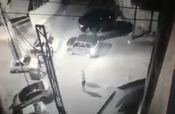 بالفيديو... تكسير مركبة في الزرقاء