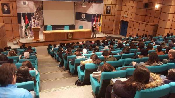 د. فداء أبو الخير من عمان الأهلية تحاضرحول الصحة النفسيةفي جامعة الأميرة سمية