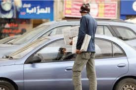 الصحف اليومية  تشحد على الإشارات المرورية