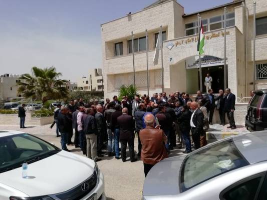 احتجاج العمري أمام جمعية قطاع الإسكان بلا طعم ولا لون