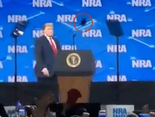 شاهد بالفيديو.. ترامب ينجو من ضربة بالهاتف