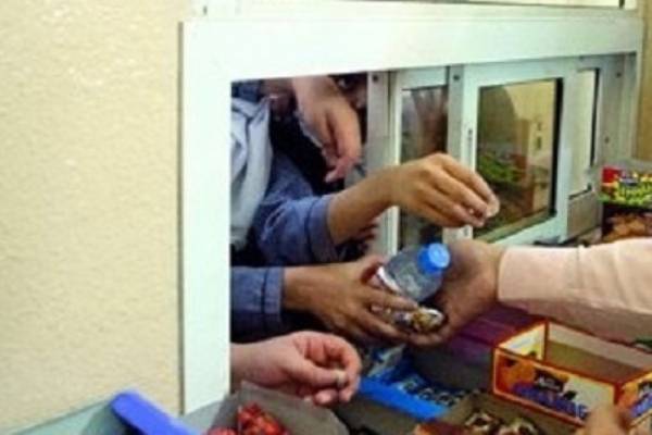 وجبات سريعة تغزو عددا من المقاصف المدرسية .. والتربية المدير ومشرف المقصف يتحملان المسؤولية