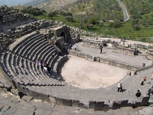 فريق من اليرموك .. يكتشف نفق مائي في منطقة أم قيس الاثرية