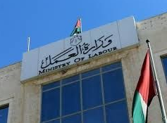 بعد مخاطبتها من مكافحة الفساد ..العمل توضح: لم نوقف احد عن العمل والصلاحيات للوزير !!