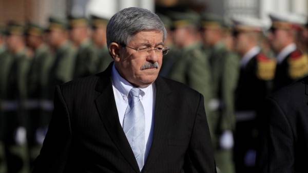 وزراء ومسؤولين جزائريين يمثلون امام القضاء