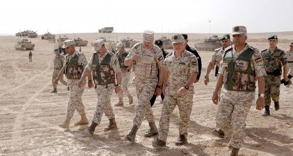 القائد الأعلى يتابع التمرين العسكري التعبوي (القوة الضاربة)