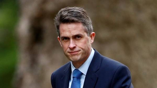 إقالة وزير الدفاع البريطاني بسبب تسريبات