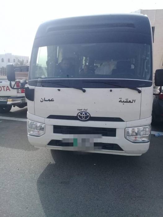 شاهد بالفيديو ....ماذا فعل سائق باص في العقبة حتى يتم حجزة