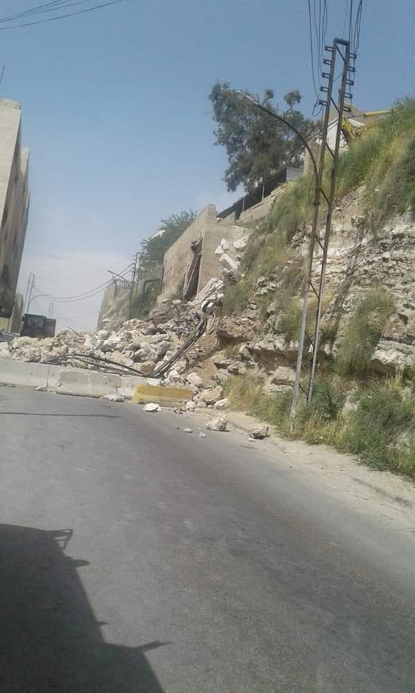 انهيارات تتسبب بإغلاق شارع بداية منطقة الجوفة وإدارة السير تحذر