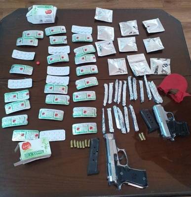 القبض على مروجي مخدرات وضبط سلاحين ناريين في إربد