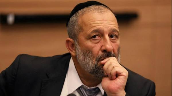 وزير الداخلية الإسرائيلي يختبئ في ملجأ (صورة)