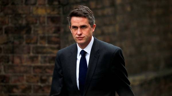 صحيفة بريطانية تكشف عن سبب غريب لإقالة وزير الدفاع