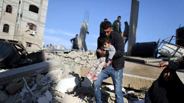 الاحتلال الاسرائيلي يهاجم صحيفة بريطانية لنشرها نبأ مقتل حامل ورضيعة في غزة