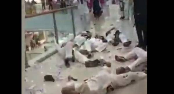 بالفيديو... شجار شرس بين عشرات الرياضيين داخل مجمع تجاري