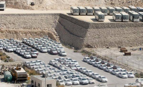 وعود بحل مشكلة 300 سيارة عالقة في المنطقة الحرة