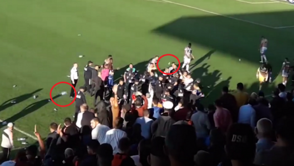 بالفيديو ... لاعبو الصفاقسي يعتدون على حكم لقاء نهضة بركان المغربي