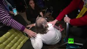 شاهد.. فتاة تفاجئ رئيس وزراء أستراليا بهجوم بالبيض