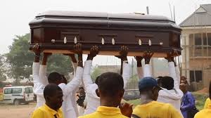 رقص في مراسم الجنازة يقلب التابوت ويذهل المشيعين! (فيديو)