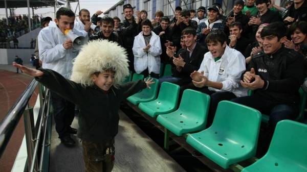 طفل أفغاني يغزو الإنترنت برقصته العفوية