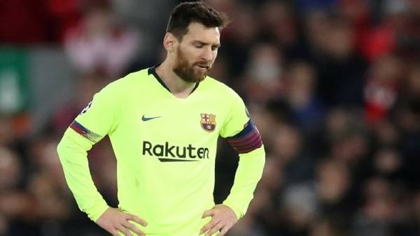 مشجعو برشلونة يهاجمون ميسي في مطار ليفربول