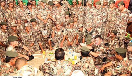 الملك يحضر مأدبة إفطار القوات المسلحة