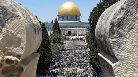 الفلسطينيون يتوافدون على الأقصى لصلاة الجمعة الأولى من رمضان