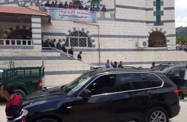 الملك يتفقد بلدة المخيبة ويصلي الجمعة في البلدة