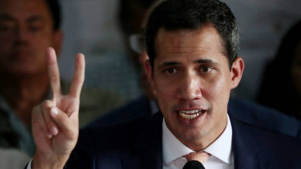 غوايدو جاهز لقبول تدخل عسكري أمريكي في فنزويلا