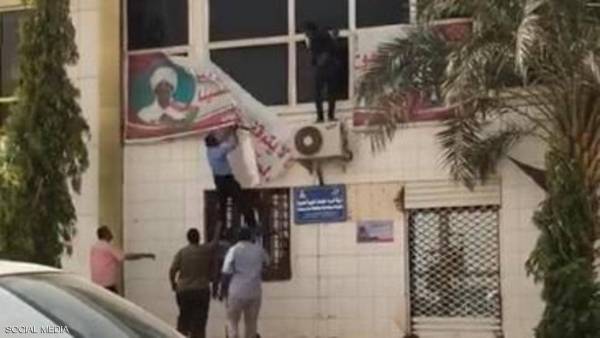 ازالة اسم البشير وصوره من ابراج الشرطة في السودان