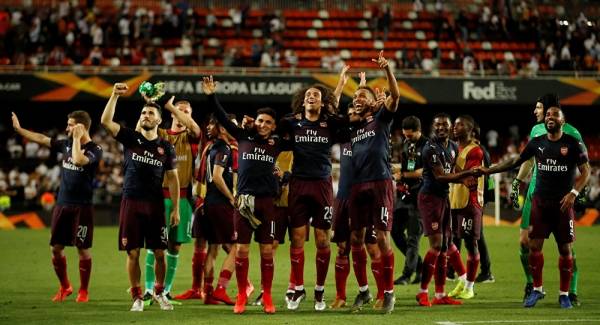 إصابة مرعبة لمراسلة تلفزيونية على الهواء (فيديو)