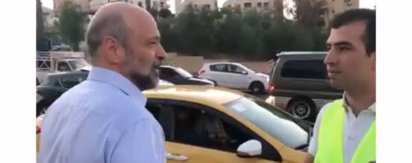 الرزاز وتوزيع التمر.. خطوة ايجابية تعلم المسؤولين التواضع