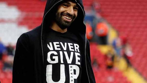 قميص محمد صلاح معروض للبيع