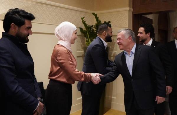 الملك يلتقي مجموعة من الشباب والشابات (صور)