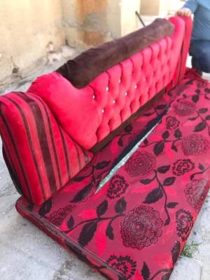 إحباط تهريب 200 ألف حبة مخدرة بالمفرق مخبأة داخل كنباية ..صور