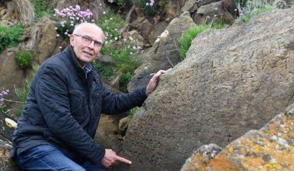 بالصور قرية فرنسية تعلن عن مكافأة مالية لمن يستطيع حل لغز صخرة تاريخية