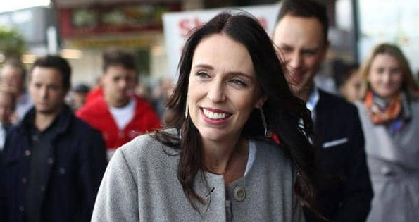 رئيسة وزراء نيوزيلندا ترفض رشوة بقيمة (5) دولارات