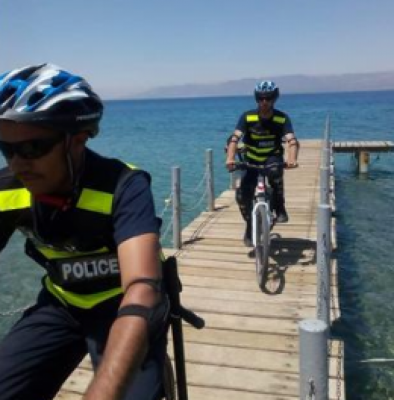 شاهد بالصور ..أول دورية أمنية على الدراجات الهوائية بالعقبة