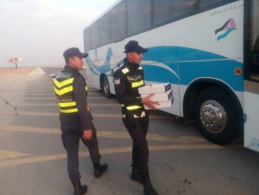 الدوريات الخارجية للأمن العام تقدم وجبات الأفطار للمعتمرين .. برافو