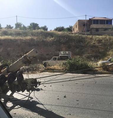 تدهور شاحنة وسقوط عمود على طريق اربد عمان (صور)