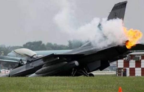 سقوط طائرة عسكرية فوق مبنى تجاري في كاليفورنيا