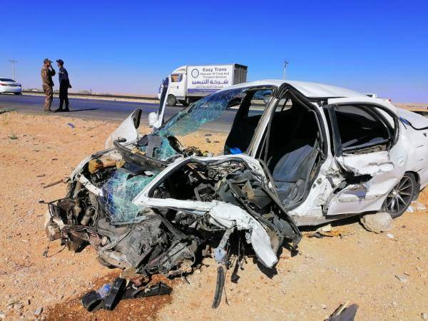 بالصور...(5) اصابات بتصادم مركبة وشاحنة على الطريق الصحراوي