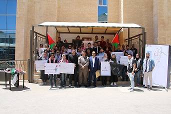 وقفة طلابية في  الشرق الأوسط  لاحياء الذكرى 71 للنكبة