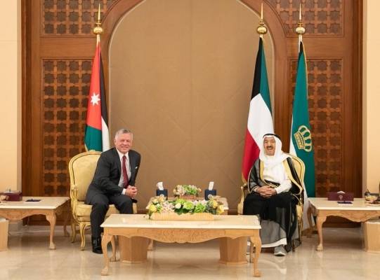 الملك يجري مباحثات مع أمير الكويت (صور)