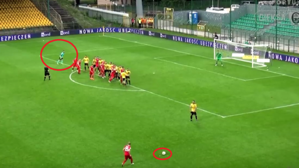 شاهد.. حارس يتقمص دور المهاجمين وينقذ فريقه من الهبوط في الثواني الأخيرة