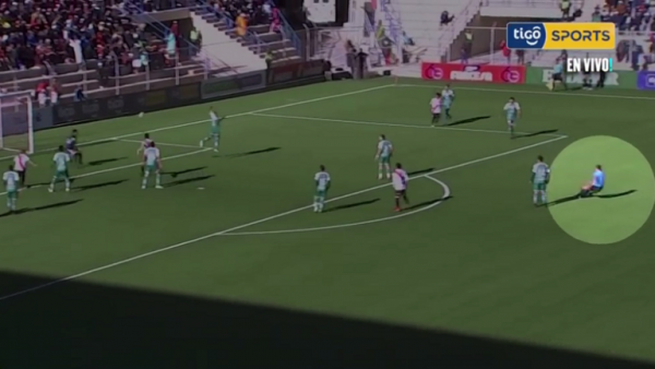 شاهد بالفيديو.. وفاة حكم كرة قدم أثناء المباراة