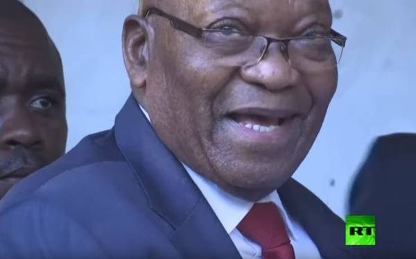 بعد مثوله أمام المحكمة بتهم فساد.. رئيس جنوب إفريقيا السابق يرقص